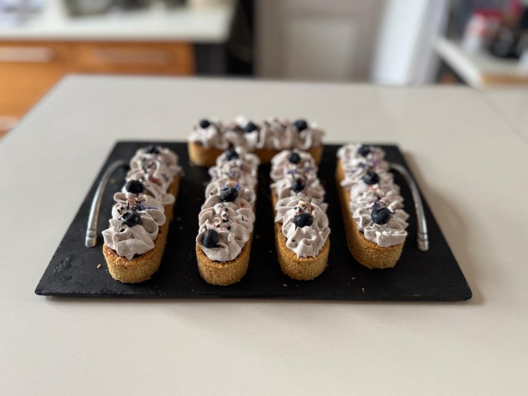 Eclairs sablés au café et myrtilles Domaine du Bon Puits