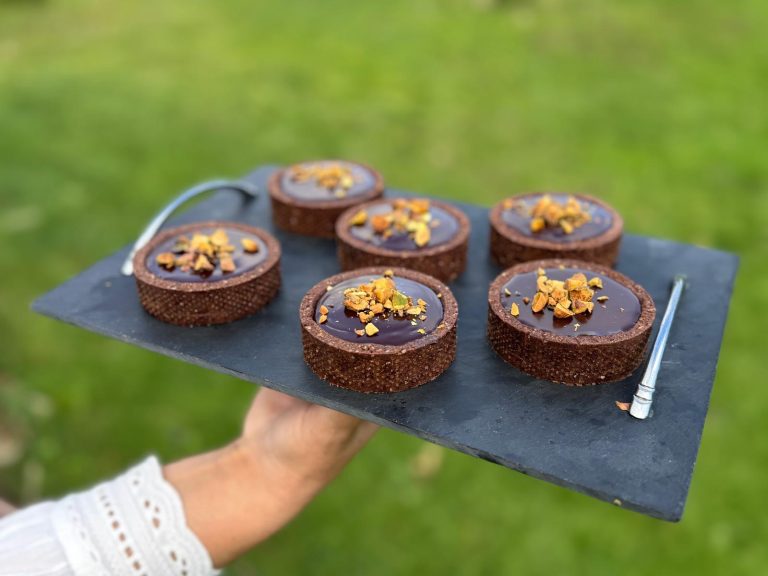 Tartelettes sablées chocolat présentées sur une ardoise dans le jardin Domaine du Bon Puits